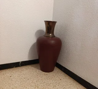 Jarrón de cerámica y metal