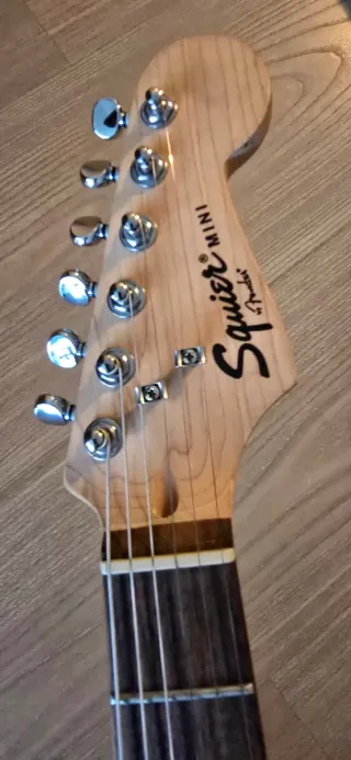 Guitarra Squier by Fender Mini Roja + funda