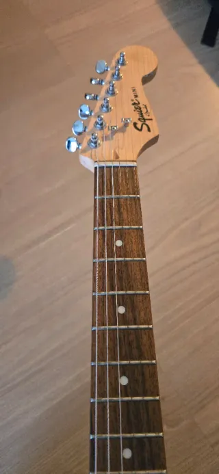 Guitarra Squier by Fender Mini Roja + funda