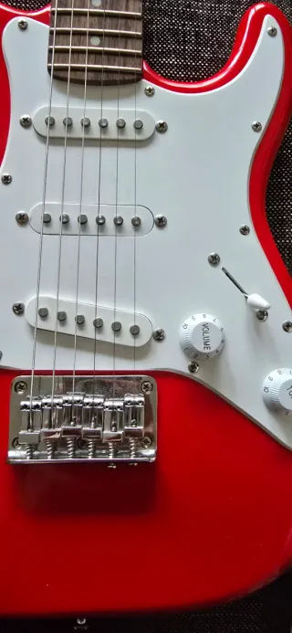 Guitarra Squier by Fender Mini Roja + funda