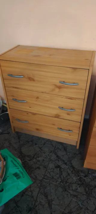 Cómoda de madera con 3 cajones