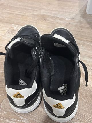 Zapatillas Adidas Negras y Blancas