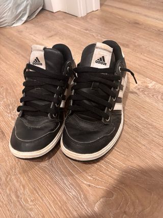 Zapatillas Adidas Negras y Blancas