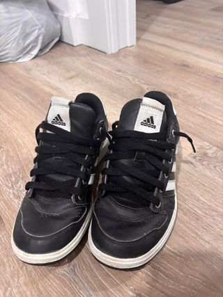 Zapatillas Adidas Negras y Blancas