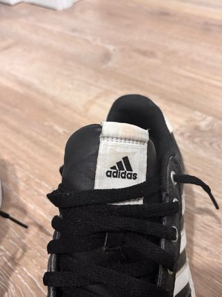 Zapatillas Adidas Negras y Blancas