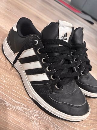Zapatillas Adidas Negras y Blancas