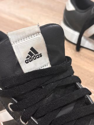 Zapatillas Adidas Negras y Blancas