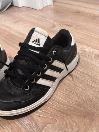 Zapatillas Adidas Negras y Blancas