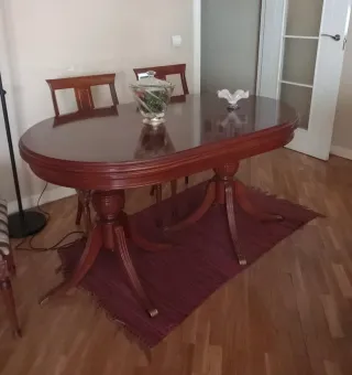 Mesa de comedor de madera