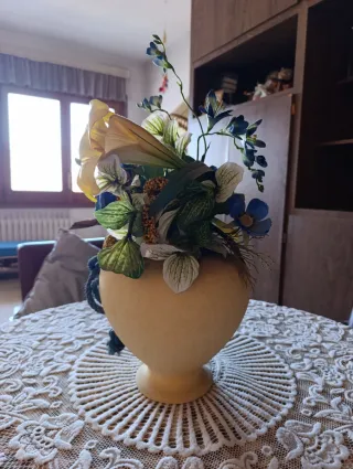 Jarrón con ramo de flores artificiales