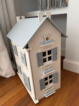 Casa de muñecas de madera y muñecos Little Dutch