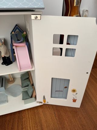 Casa de muñecas de madera y muñecos Little Dutch