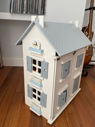Casa de muñecas de madera y muñecos Little Dutch