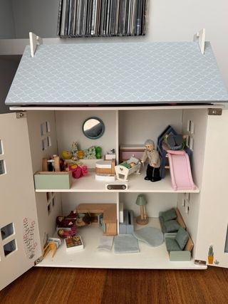 Casa de muñecas de madera y muñecos Little Dutch