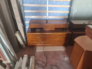 2 mesitas, 1 cómoda y 1 mueble bar