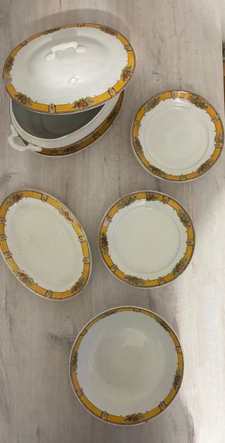Vajilla de porcelana blanca y dorada
