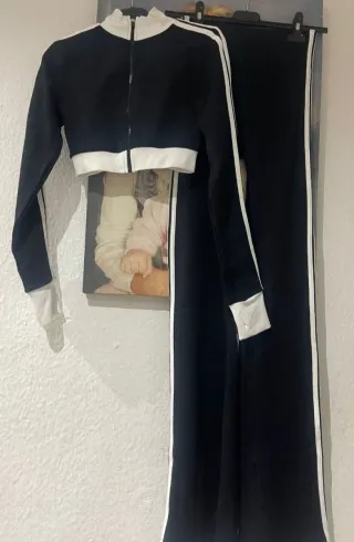 Conjunto deportivo crop top y pantalón