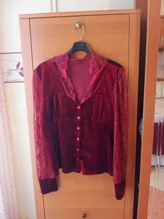 Top terciopelo burdeos encaje