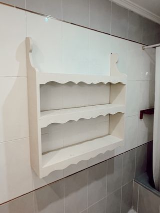 Estantería de madera blanca