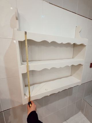 Estantería de madera blanca