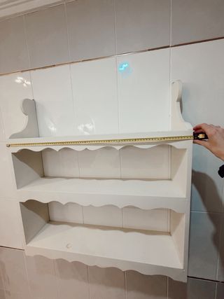 Estantería de madera blanca