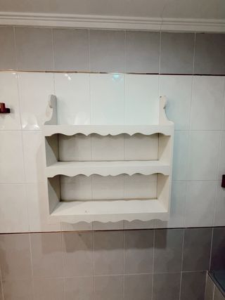 Estantería de madera blanca