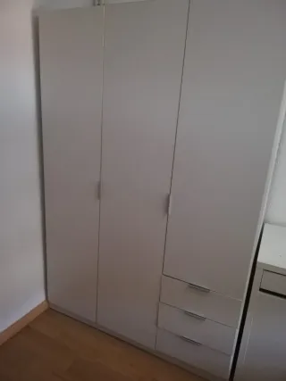 Armario blanco de madera