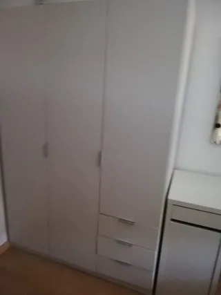 Armario blanco de madera