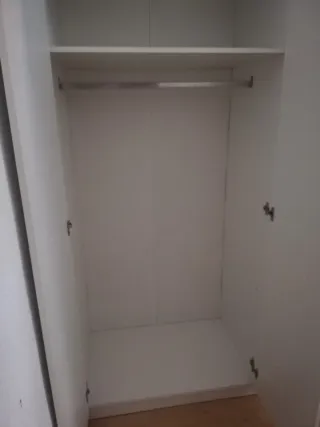 Armario blanco de madera