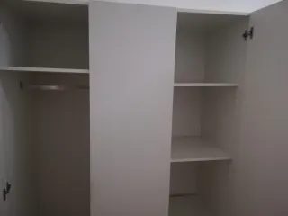 Armario blanco de madera