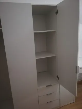 Armario blanco de madera