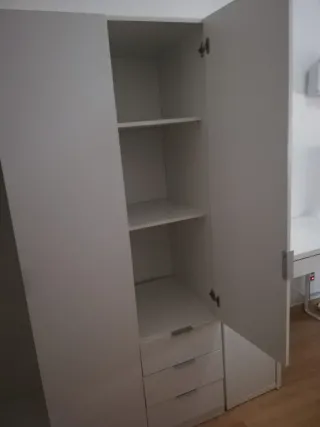 Armario blanco de madera