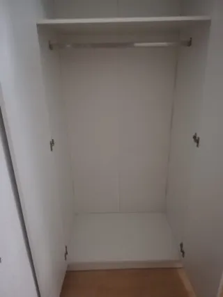 Armario blanco de madera