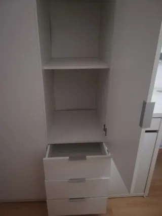 Armario blanco de madera