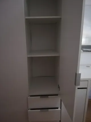 Armario blanco de madera