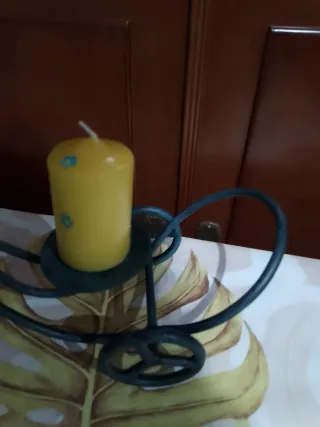 Portavelas de metal con vela amarilla