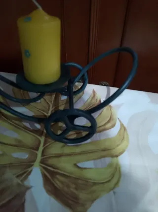 Portavelas de metal con vela amarilla