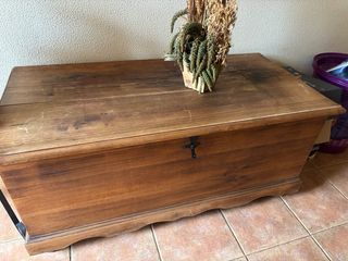 Baúl de madera fuerte