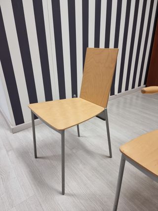 Sillas de madera y metal