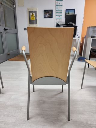 Sillas de madera y metal