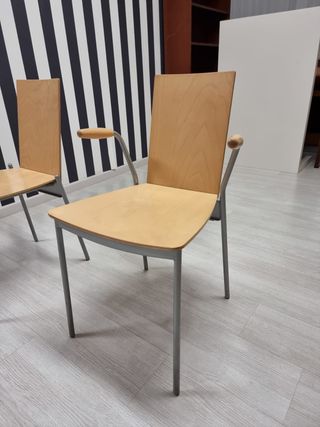 Sillas de madera y metal