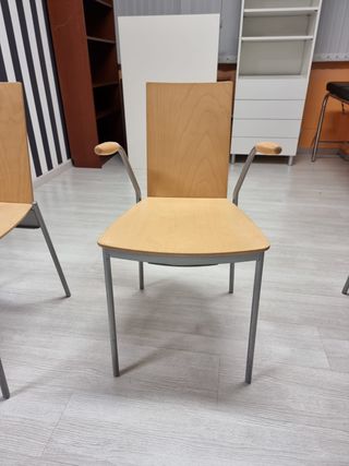 Sillas de madera y metal