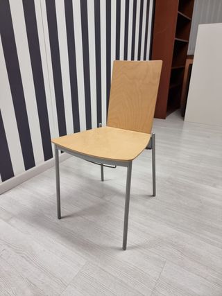 Sillas de madera y metal