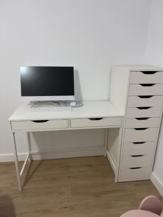 Escritorio blanco con cajoneras