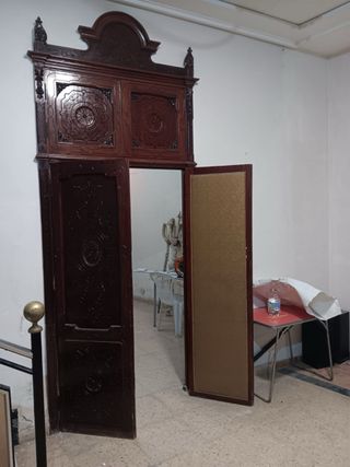 Puerta de madera tallada