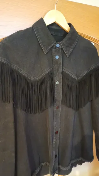 Chaqueta con flecos