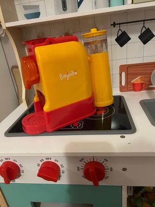 Cocinita de madera con accesorios