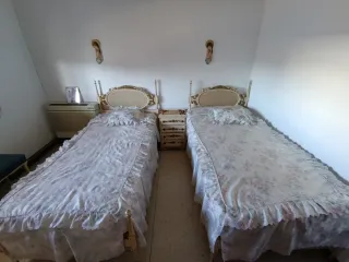 Dormitorio completo con dos camas