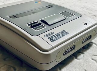 SNES PAL (A-/8.0) + 2x Mandos + Super Mario World