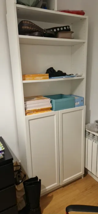 Librería blanca con puertas